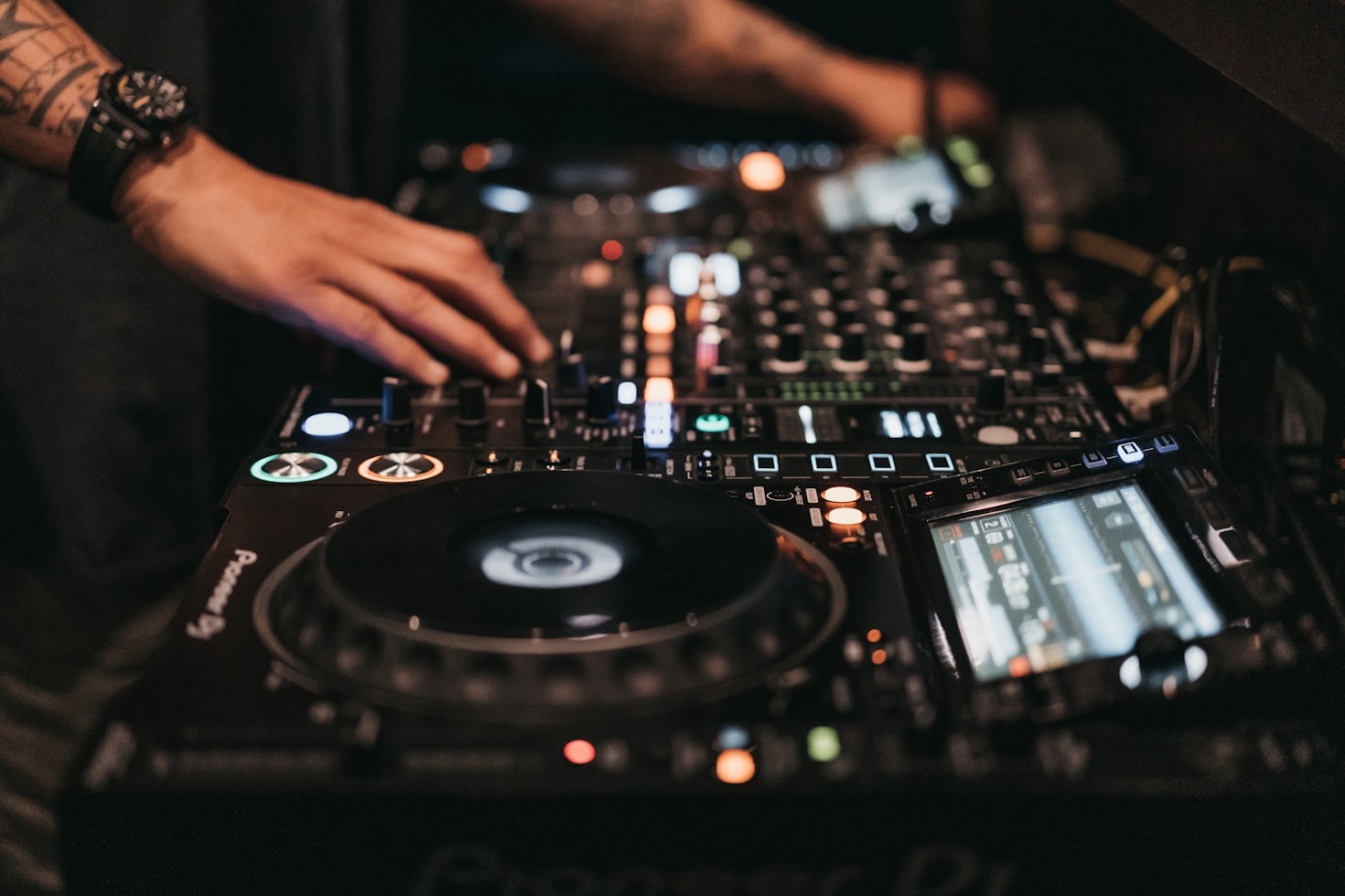 Musikproduktion im Fokus: Die Welt von Simondark